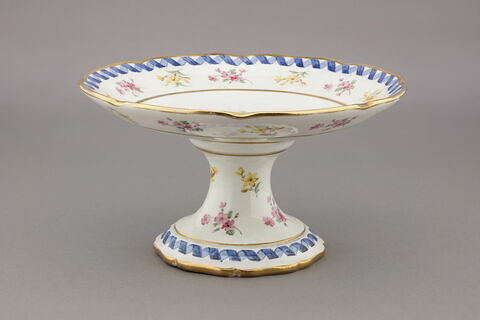 Compotier sur pied bas à bords contournés, d'une série de quatre (R 560, 561, 562, 563), d'un service de table (R 550 à 675), image 4/4