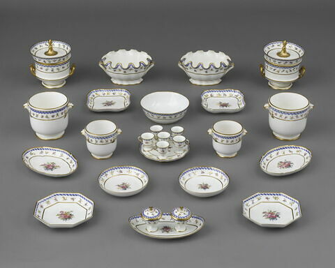 Plateau ovale à bords relevés avec deux petits pots ayant chacun un bol intérieur et un couvercle, d'une paire (R 567), d'un service de table (R 550 à 675), image 7/7