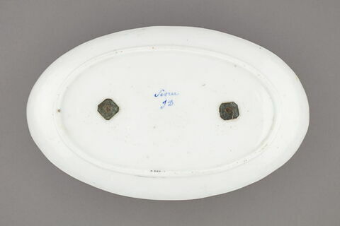 Plateau ovale à bords relevés avec deux petits pots ayant chacun un bol intérieur et un couvercle, d'une paire (R 567), d'un service de table (R 550 à 675), image 2/7