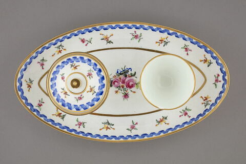 Plateau ovale à bords relevés avec deux petits pots ayant chacun un bol intérieur et un couvercle, d'une paire (R 567), d'un service de table (R 550 à 675), image 3/7