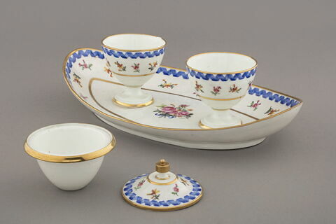 Plateau ovale à bords relevés avec deux petits pots ayant chacun un bol intérieur et un couvercle, d'une paire (R 567), d'un service de table (R 550 à 675), image 4/7