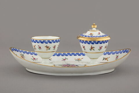 Plateau ovale à bords relevés avec deux petits pots ayant chacun un bol intérieur et un couvercle, d'une paire (R 567), d'un service de table (R 550 à 675), image 1/7