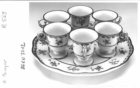 Plateau circulaire à bords contournés, sur pied très bas, portant six petits pots à anses, d'une paire (R 568), d'un service de table (R 550 à 675), image 7/7
