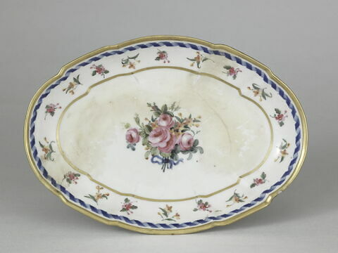 Plat ovale à bords contournés, d'une série de quatre (R 572, 573, 574, 575), d'un service de table (R 550 à 675), image 1/2