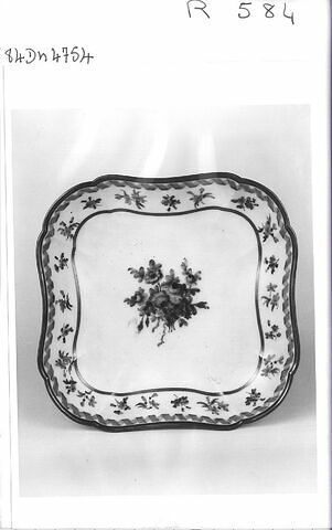 Assiette creuse à bords contournés et à coins arrondis, d'une série de quatre (R 584 à 587), d'un service de table (R 550 à 675), image 3/3