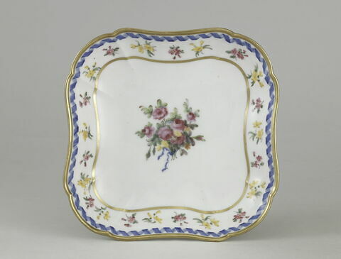 Assiette creuse à bords contournés et à coins arrondis, d'une série de quatre (R 584 à 587), d'un service de table (R 550 à 675), image 1/3