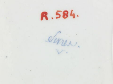 Assiette creuse à bords contournés et à coins arrondis, d'une série de quatre (R 584 à 587), d'un service de table (R 550 à 675), image 2/3