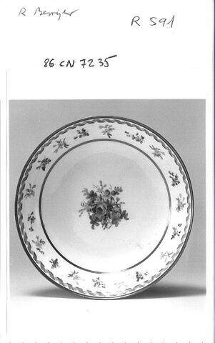Assiette ronde à bords droits d'une série de quatre (R 588 à 591), d'un service de table (R 550 à 675), image 3/3