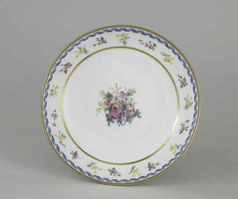 Assiette ronde à bords droits d'une série de quatre (R 588 à 591), d'un service de table (R 550 à 675), image 1/3