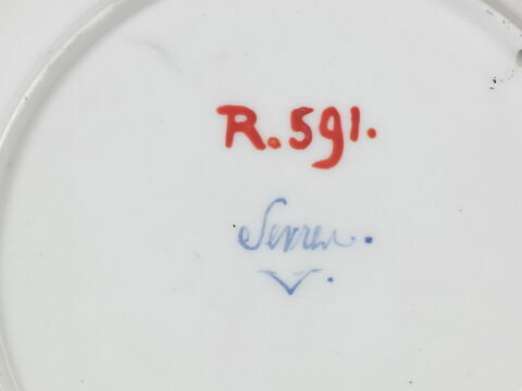 Assiette ronde à bords droits d'une série de quatre (R 588 à 591), d'un service de table (R 550 à 675), image 2/3