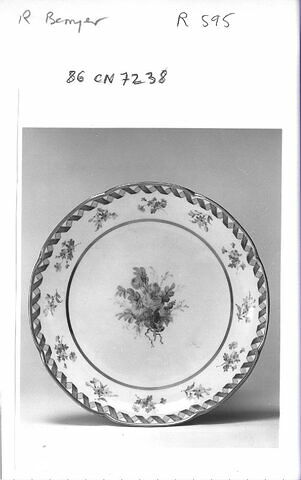 Assiette creuse, rondes, à bords contournés, d'une série de quatre (R 592 à 595), d'un service de table (R 550 à 675), image 3/3