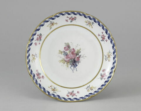 Assiette creuse, rondes, à bords contournés, d'une série de quatre (R 592 à 595), d'un service de table (R 550 à 675), image 1/3