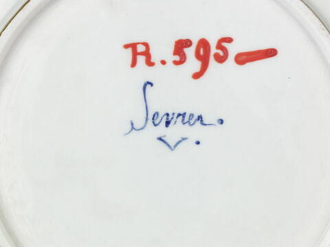 Assiette creuse, rondes, à bords contournés, d'une série de quatre (R 592 à 595), d'un service de table (R 550 à 675), image 2/3