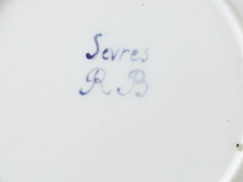 Assiette ronde, d'une série de soixante-neuf (R 596 à 664) d'un service de table (R 550 à 675), image 2/2