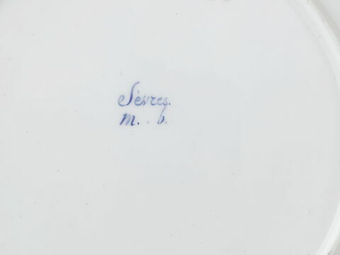 Assiette ronde, d'une série de soixante-neuf (R 596 à 664), d'un service de table (R 550 à 675), image 2/2
