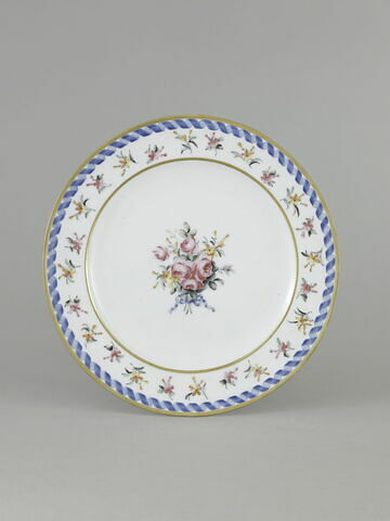 Assiette ronde, d'une série de soixante-neuf (R 596 à 664), d'un service de table (R 550 à 675), image 1/2