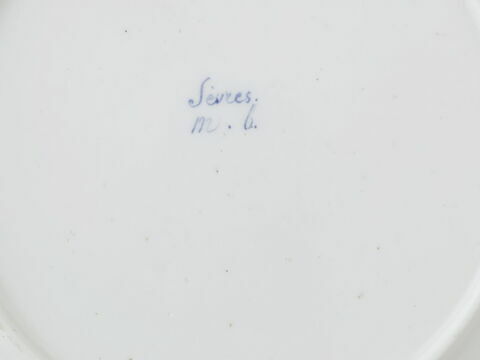 Assiette ronde, d'une série de soixante-neuf (R 596 à 664), d'un service de table (R 550 à 675), image 2/2