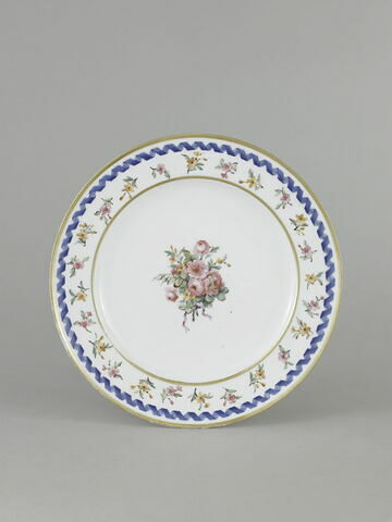 Assiette ronde, d'une série de soixante-neuf (R 596 à 664), d'un service de table (R 550 à 675), image 1/2