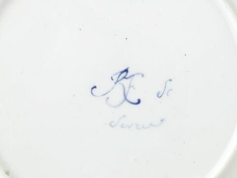 Assiette ronde, d'une série de soixante-neuf (R 596 à 664), d'un service de table (R 550 à 675), image 2/2