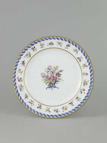 Assiette ronde, d'une série de soixante-neuf (R 596 à 664), d'un service de table (R 550 à 675), image 1/2