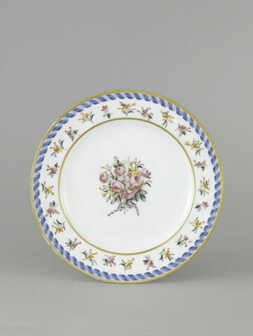 Assiette ronde, d'une série de soixante-neuf (R 596 à 664), d'un service de table (R 550 à 675), image 1/2