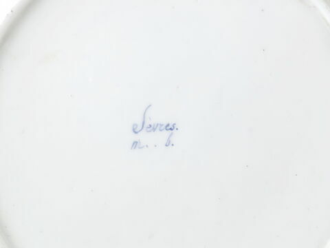 Assiette ronde, d'une série de soixante-neuf (R 596 à 664), d'un service de table (R 550 à 675), image 2/2