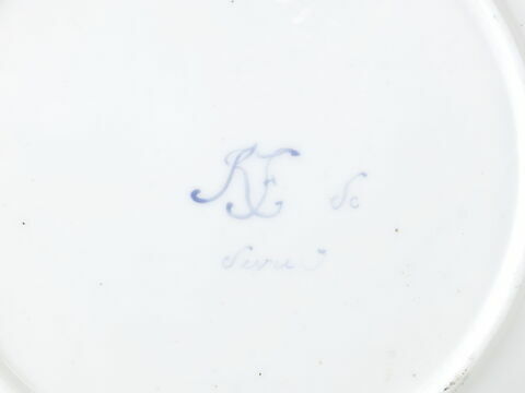 Assiette ronde, d'une série de soixante-neuf (R 596 à 664), d'un service de table (R 550 à 675), image 2/2
