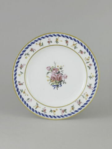 Assiette ronde, d'une série de soixante-neuf (R 596 à 664), d'un service de table (R 550 à 675), image 1/2