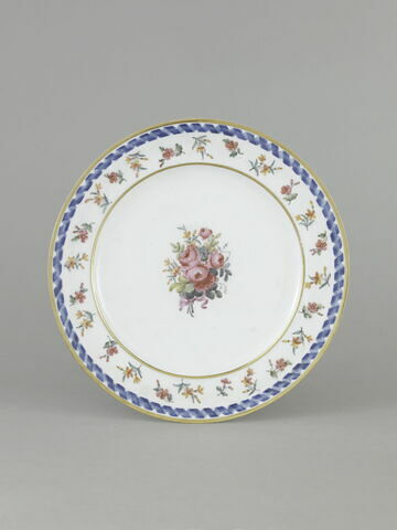 Assiette ronde, d'une série de soixante-neuf (R 596 à 664), d'un service de table (R 550 à 675), image 1/2