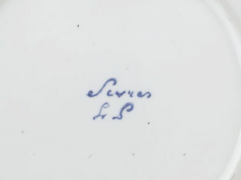 Assiette ronde, d'une série de soixante-neuf (R 596 à 664), d'un service de table (R 550 à 675), image 2/2