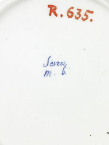 Assiette ronde, d'une série de soixante-neuf (R 596 à 664), d'un service de table (R 550 à 675), image 2/2