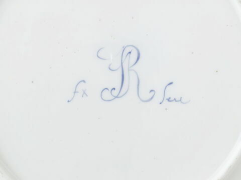 Assiette ronde, d'une série de soixante-neuf (R 596 à 664), d'un service de table (R 550 à 675), image 2/2