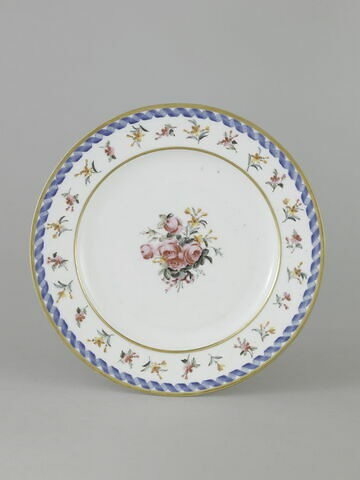 Assiette ronde, d'une série de soixante-neuf (R 596 à 664), d'un service de table (R 550 à 675), image 1/2