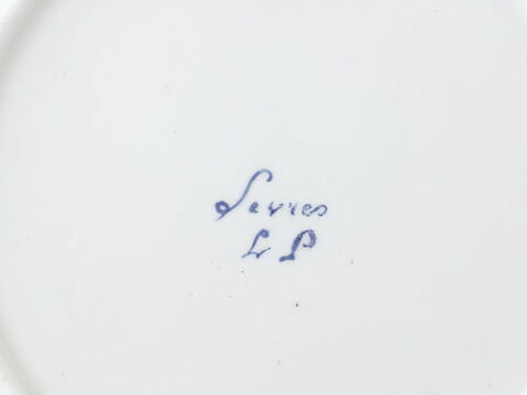 Assiette ronde, d'une série de soixante-neuf (R 596 à 664), d'un service de table (R 550 à 675), image 2/2