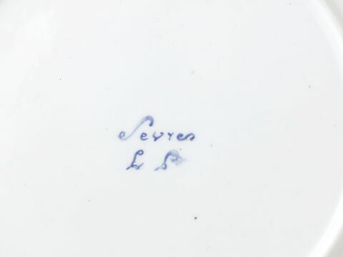 Assiette ronde, d'une série de soixante-neuf (R 596 à 664), d'un service de table (R 550 à 675), image 2/2