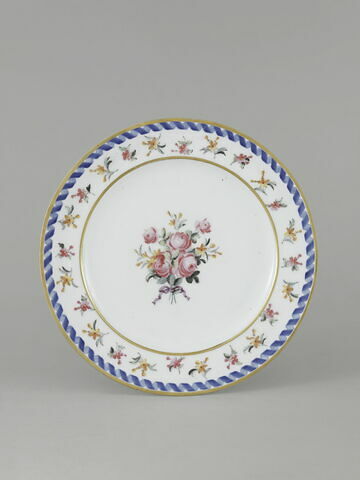 Assiette ronde, d'une série de soixante-neuf (R 596 à 664), d'un service de table (R 550 à 675), image 1/2