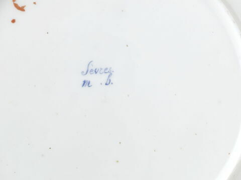 Assiette ronde, d'une série de soixante-neuf (R 596 à 664), d'un service de table (R 550 à 675), image 2/2