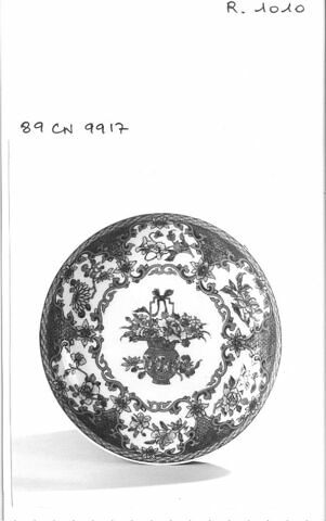 Soucoupe en porcelaine de Chine coquille d'oeuf à revers rubis, image 1/1