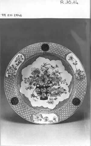Assiette en porcelaine coquille d'oeuf, revers rubis, image 1/1
