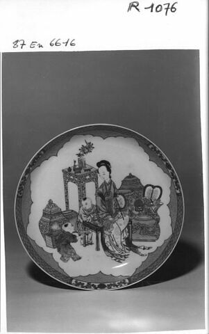 Assiette en porcelaine de Chine, coquille d'oeuf, revers rubis, image 1/1