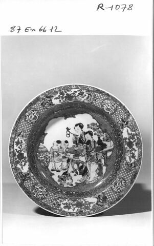 Assiette en porcelaine de Chine, coquille d'oeuf, revers rubis, image 1/1