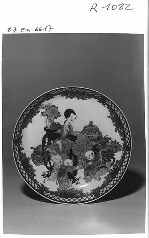 Assiette en porcelaine de Chine coquille d'oeuf à revers blanc et à bordure dorée, image 1/1
