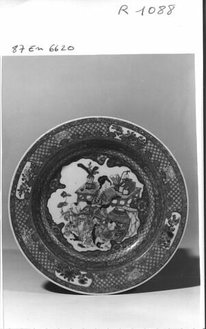 Assiette en porcelaine de Chine à revers rubis, image 1/1