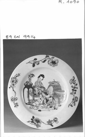 Assiette en porcelaine, coquille d'oeuf à revers rubis, image 1/1