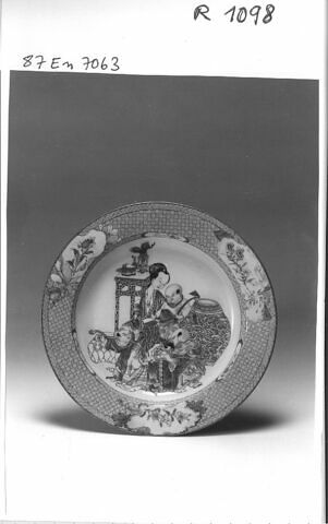 Assiette en porcelaine coquille d'oeuf à revers rubis, image 1/1