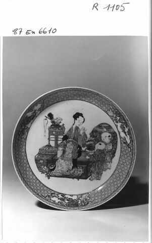 Assiette en porcelaine coquille d'oeuf, revers rubis, image 1/1