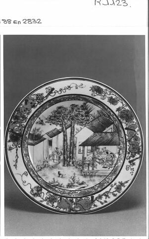 Assiette en porcelaine coquille d'oeuf à revers blanc, image 1/1