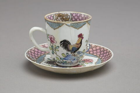 Tasse à café et soucoupe d'une série de cinq ; d'un service à thé et à café de dix-huit pièces (R 1160 à 1172)
Chine, époque Yong Tcheng
