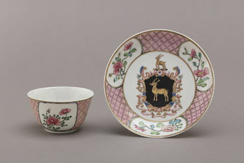 Tasse et soucoupe d'un service à thé et à café de dix-huit pièces (R 1173 à 1191), image 1/5
