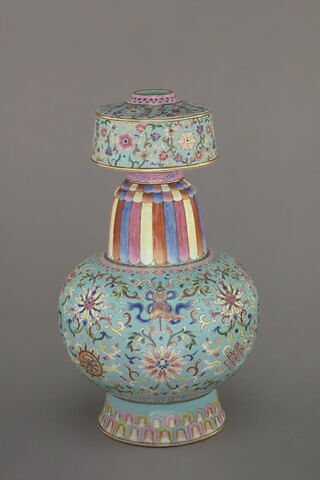 Vase sur pied bas; panse sphérique renflée, d'une paire (R 1194).